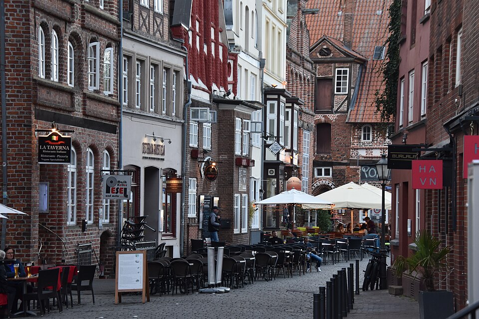 Häuserzeile und Uferpromenade Am Stintmarkt in Lüneburg im Abendlicht