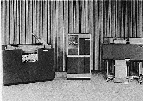 Rechenanlage IBM 1401 mit Lochkartenleser, Zentraleinheit und Drucker, Aufnahme von 1961