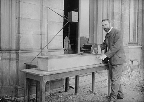Ludwig Prandtl 1904 vor seinem Wasserkanal in Hannover